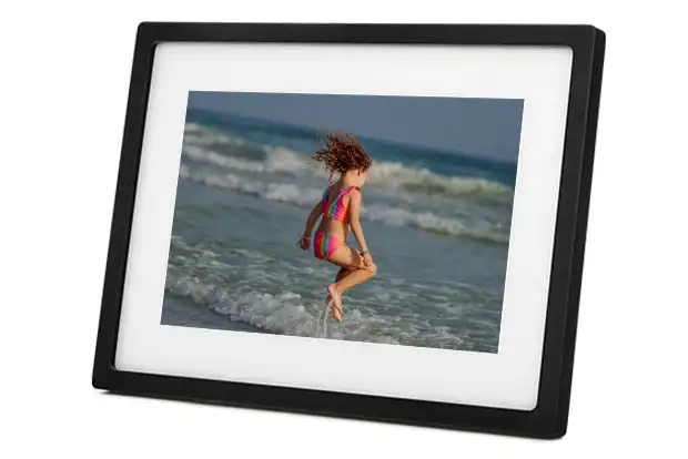 A picture of a mom and daughter on the skylight frame